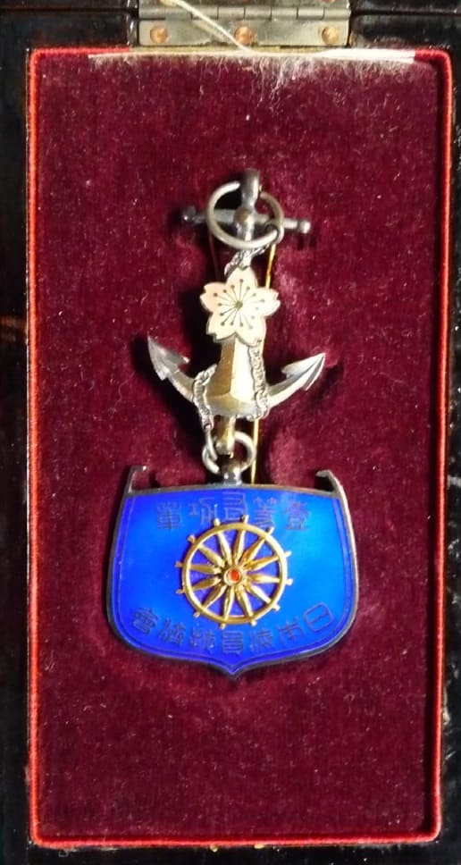 1st class  Merit Badge of Japan Seafarers Relief Association.jpg