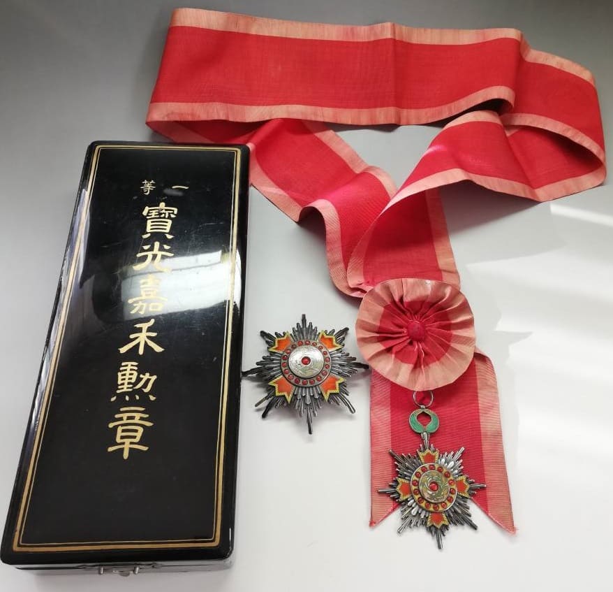 1st class Order of Precious Brilliant  Golden Grain 一等寳光嘉禾勲章.jpg 1st class Order of Precious Brilliant  Golden Grain 一等寳光嘉禾勲章.jpg