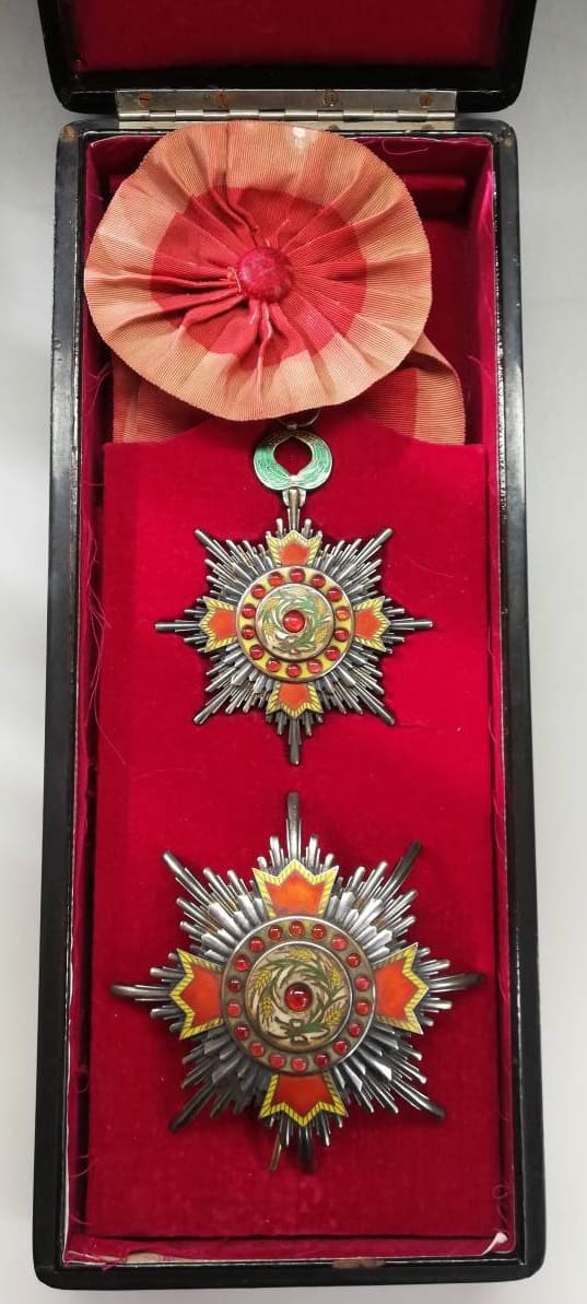 1st class Order of Precious Brilliant Golden  Grain 一等寳光嘉禾勲章.jpg 1st class Order of Precious Brilliant Golden  Grain 一等寳光嘉禾勲章.jpg