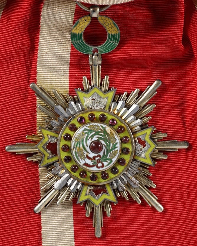 1st class Order  of Precious Brilliant Golden Grain 一等寳光嘉禾勲章.jpg