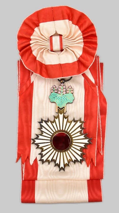 1st class Order of Rising Sun awarded  to Colin Powell.jpg