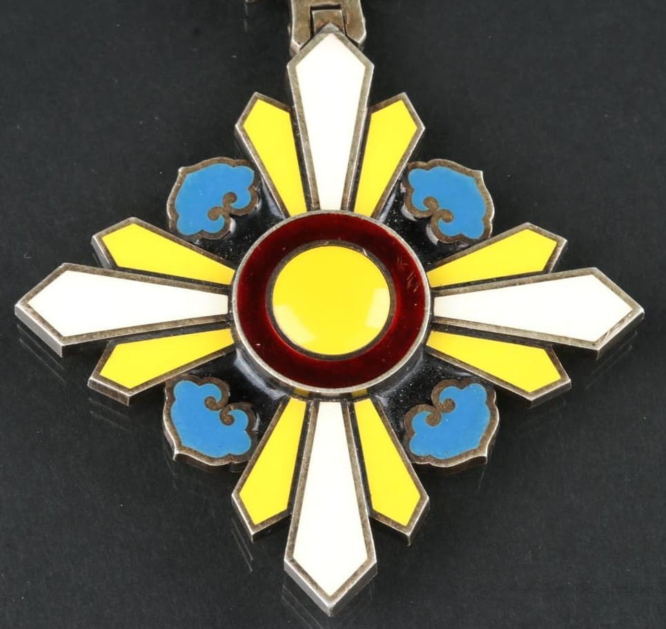 1st class Order of the Auspicious  Clouds made by Japanese Mint marked M.jpg