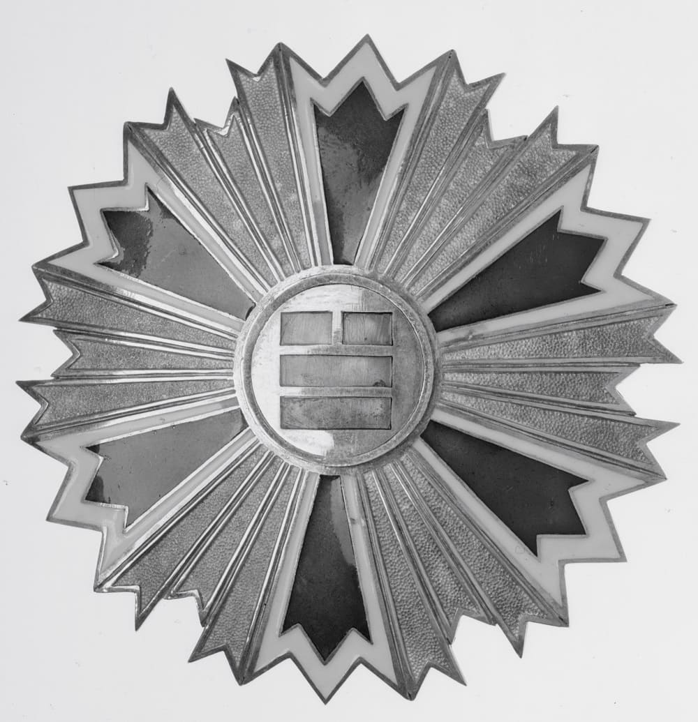 1st class Order of the Eight Trigrams awarded in 1908  to the Swedish explorer Sven Hedin.jpg