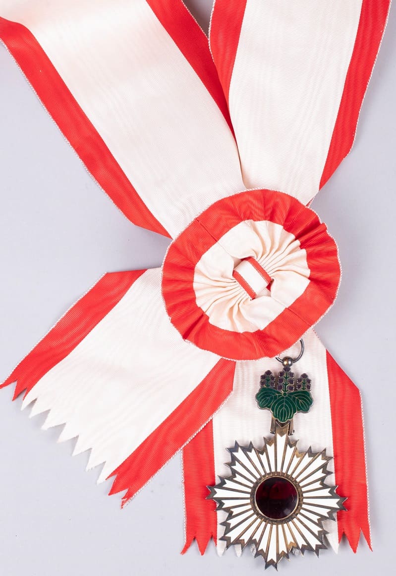 1st class Order of the Rising Sun awarded to General Colin Powell in 1991.jpg