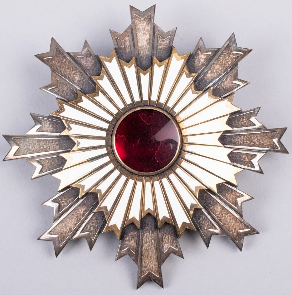 1st class Order of the Rising Sun awarded to General Colin  Powell in 1991.jpg