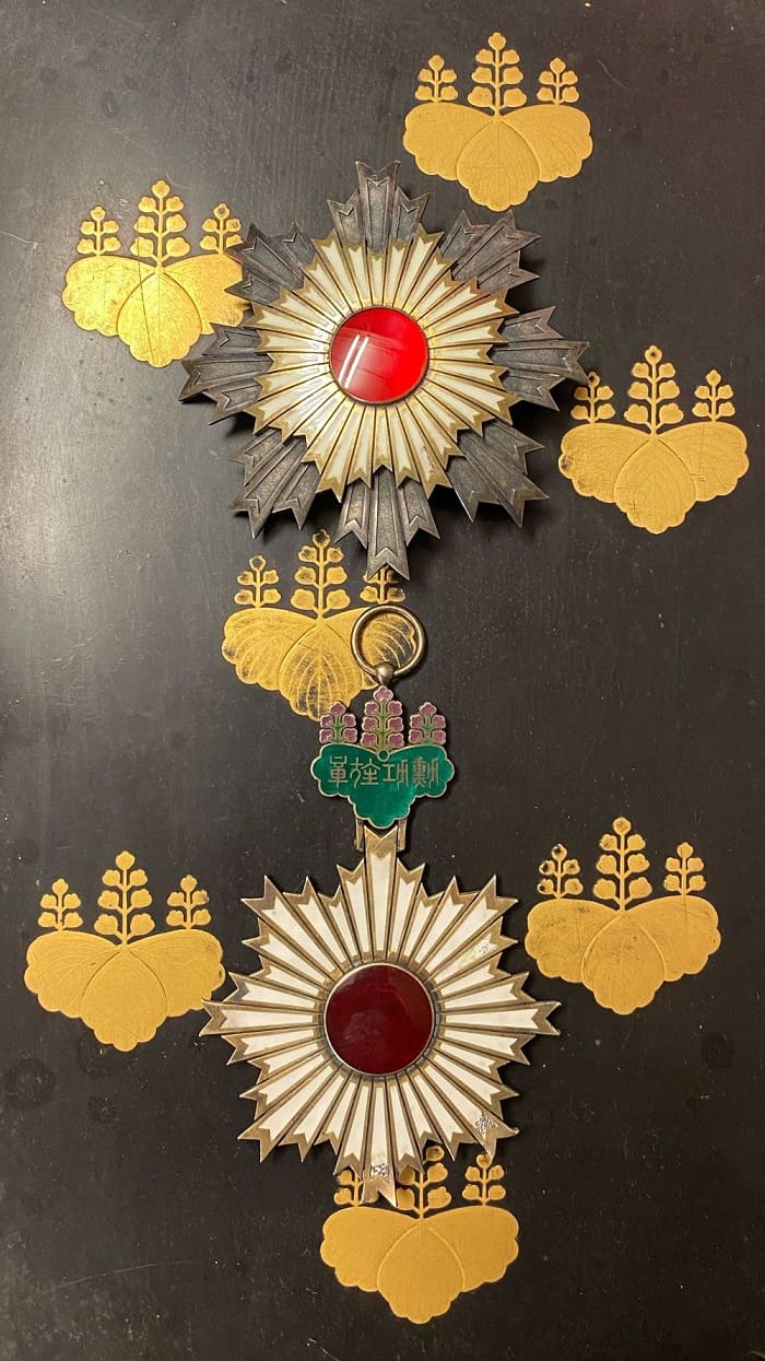 1st class Rising Sun order in the case  for foreigners.jpg