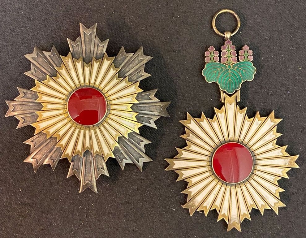 1st class Rising Sun order in the case for foreigners.jpg