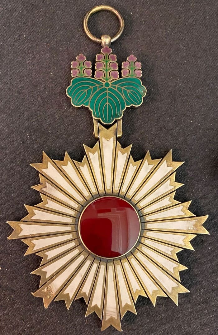 1st class Rising Sun  order in the case for foreigners.jpg