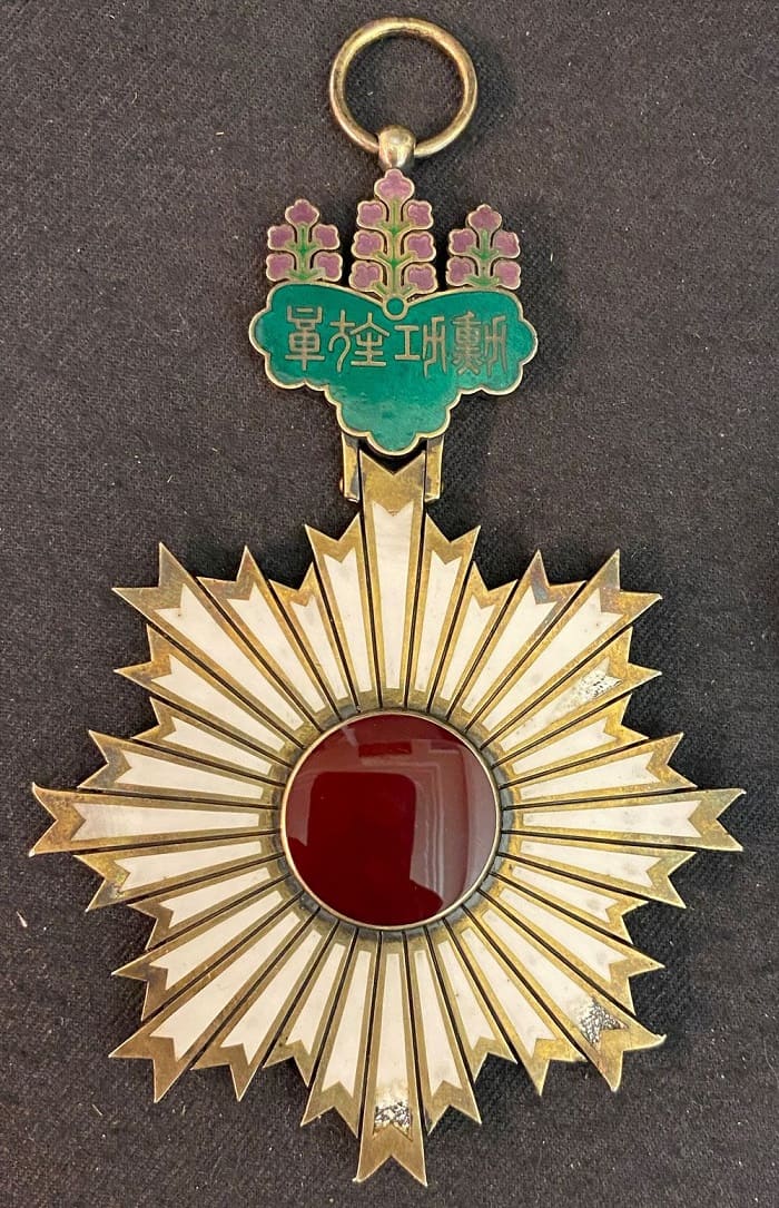1st class Rising Sun order  in the case for foreigners.jpg