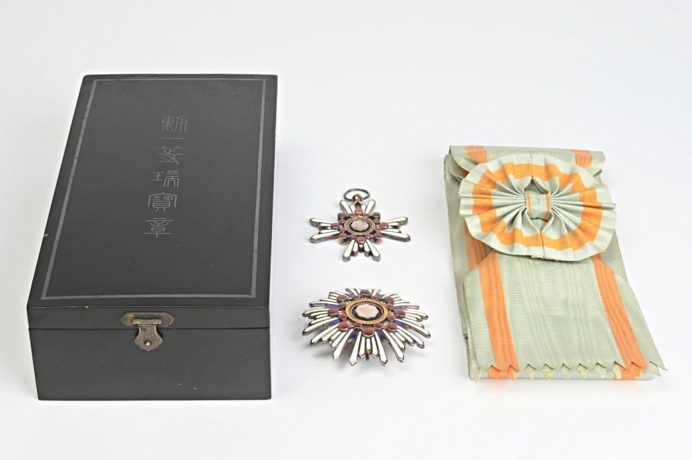 1st class Sacred Treasure Order in  case with Silver Kanjis.jpg