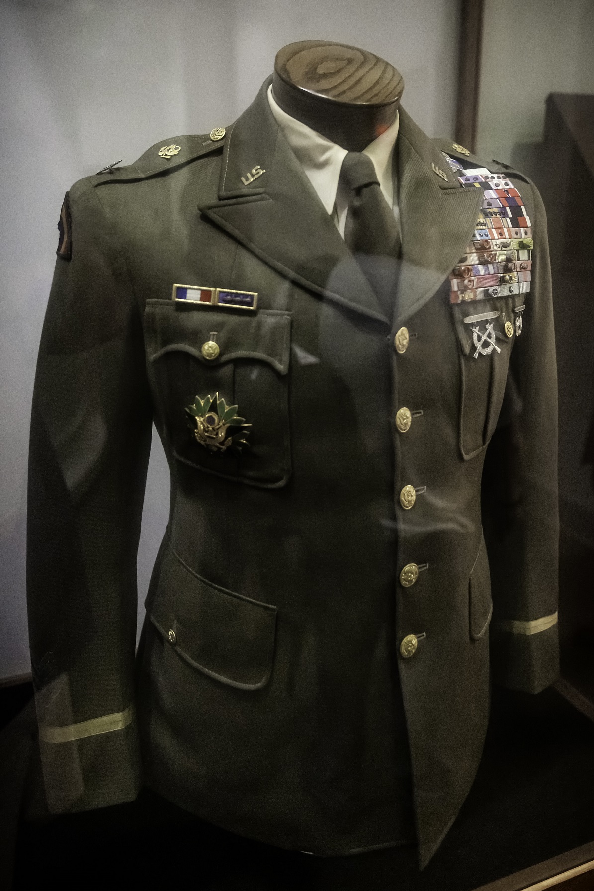 Order of the Paulownia Flowers (and other awards) of General Douglas ...