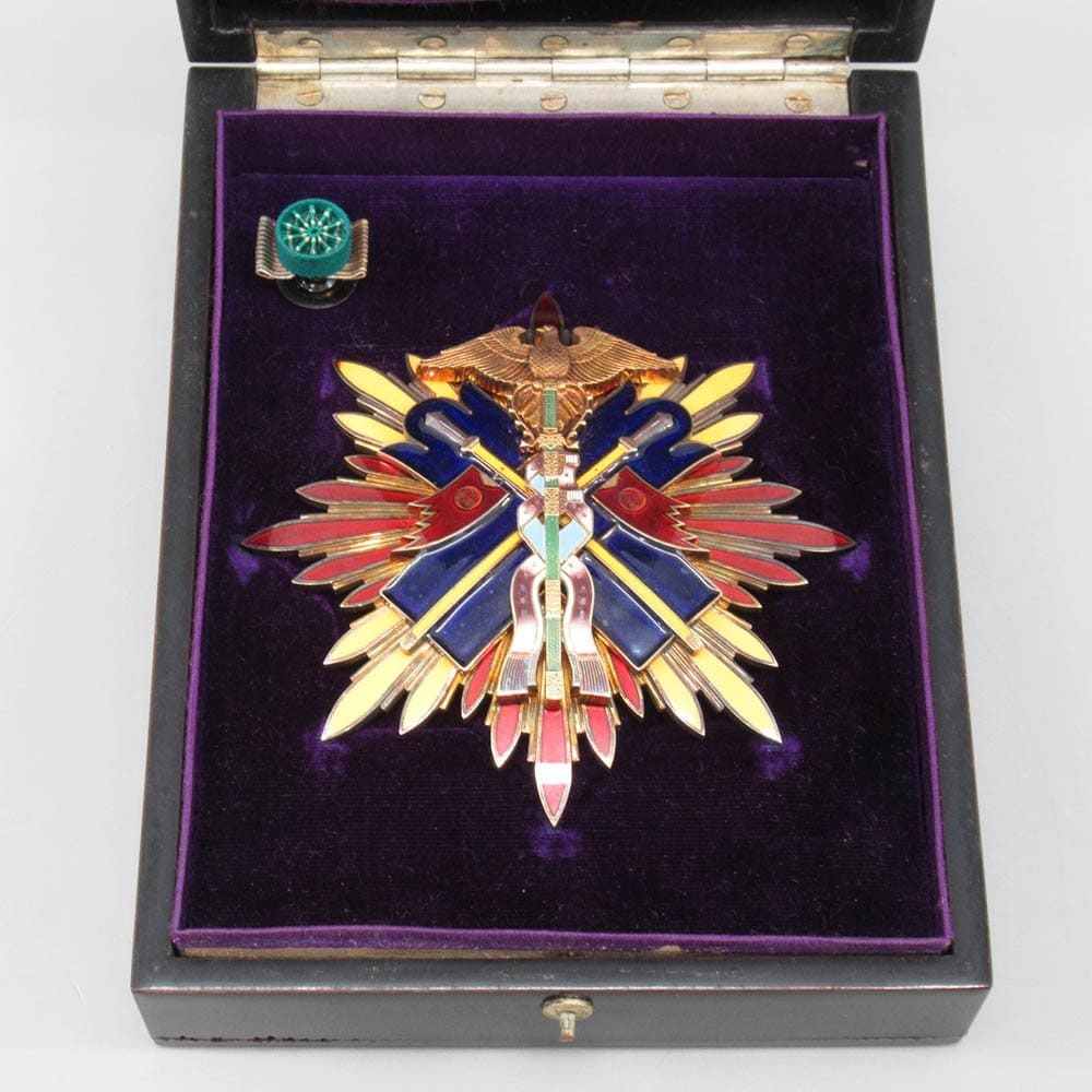 2nd class Golden Kite order from 1942-1945 time period.jpg