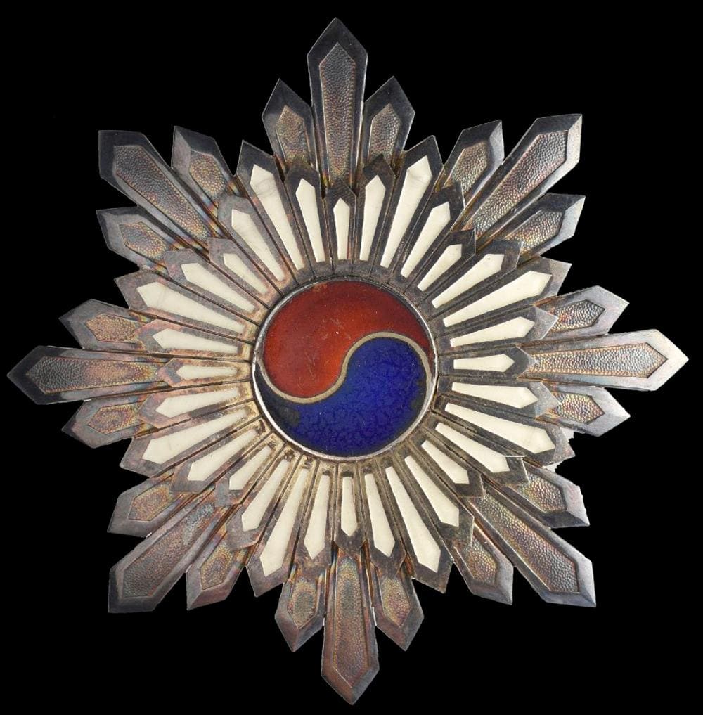 2nd class Order   of Taeguk 太極章  태극장 勲功二等.jpg