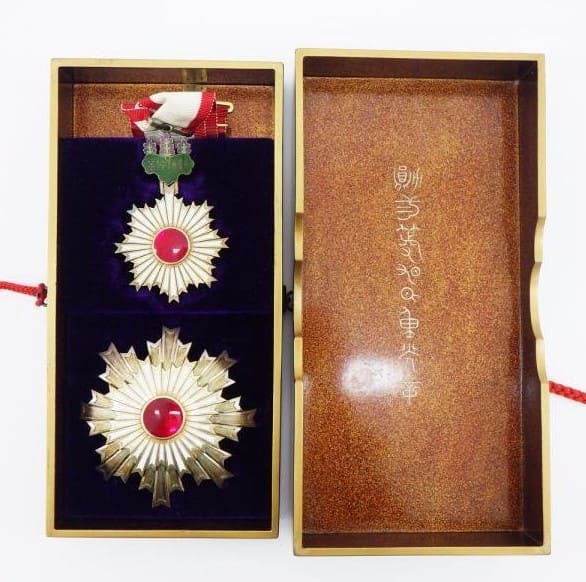 2nd class Rising Sun Order of the Rising Sun in Cases for  Foreigners.jpg