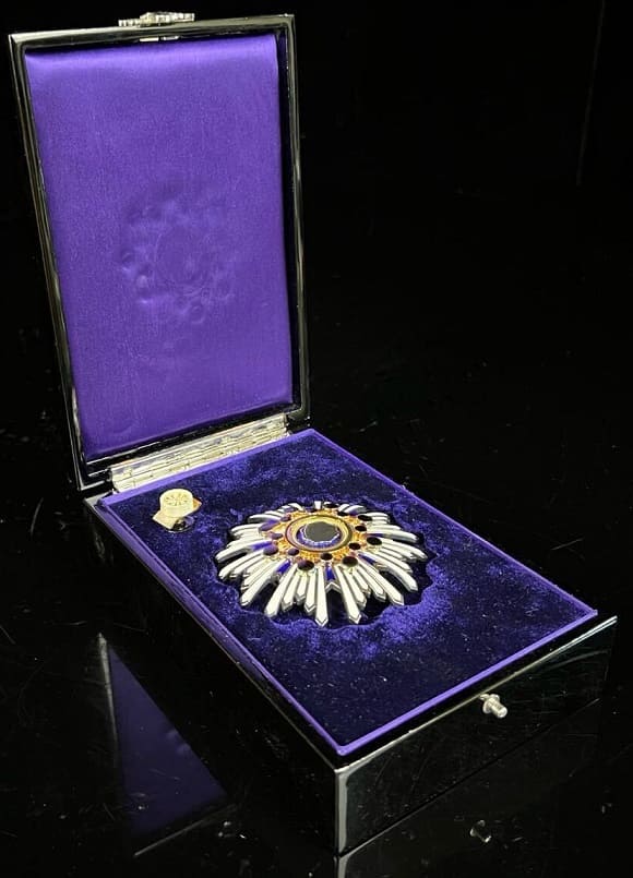 2nd class Sacred Treasure order awarded  in 1990.jpg