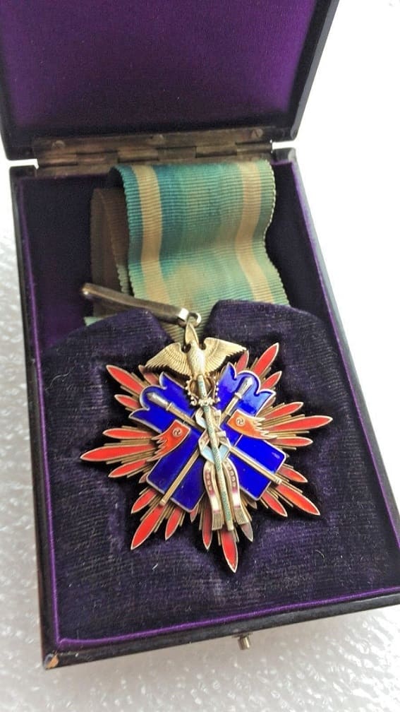 3rd Class Golden Kite  order from the Meiji Era.jpg