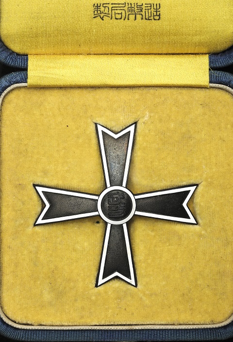 3rd Class Manchukuo Military Merit  Badge  大満州国武功徽章.jpg