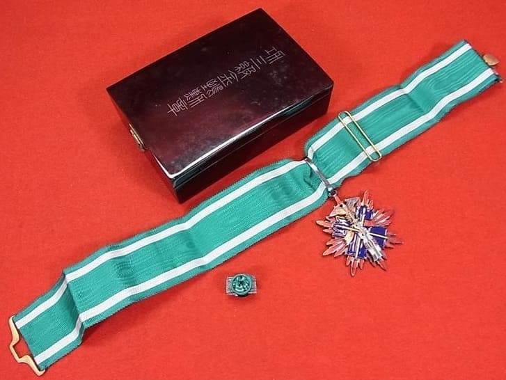 3rd class Order of Golden Kite  posthumously awarded in 1945 case.jpg