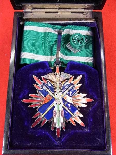 3rd  class Order of Golden Kite posthumously awarded in 1945 case.jpg