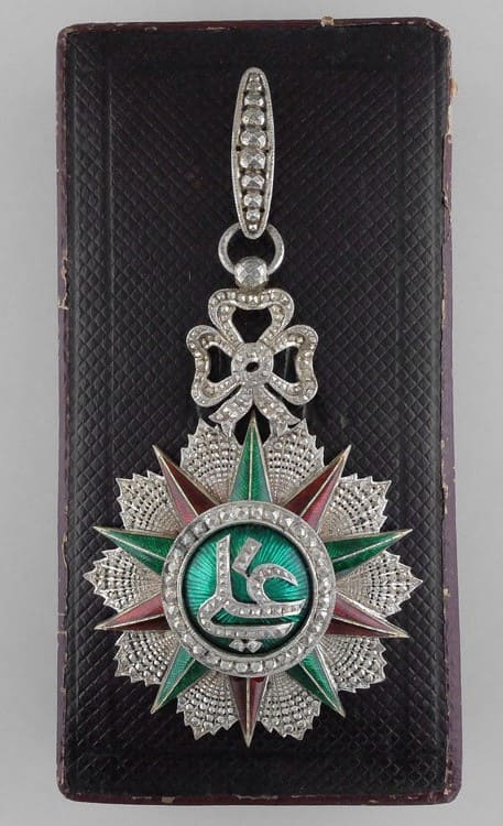 3rd class Order of Nishan-Iftikar made by Halley.jpg