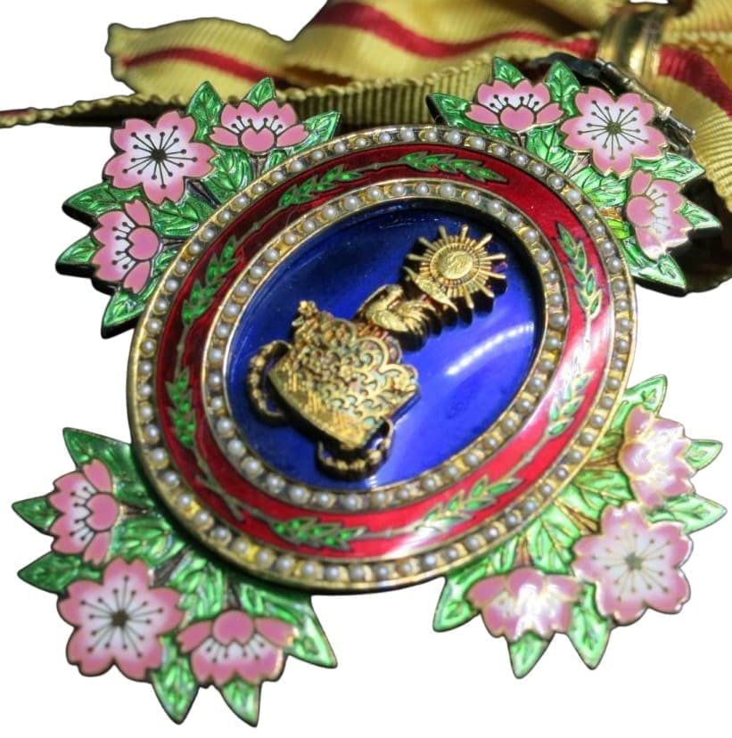 3rd Class  Order  of Precious Crown 勲三等宝冠章.jpeg