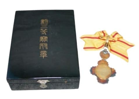 3rd Class Order  of Precious Crown 勲三等宝冠章.jpg