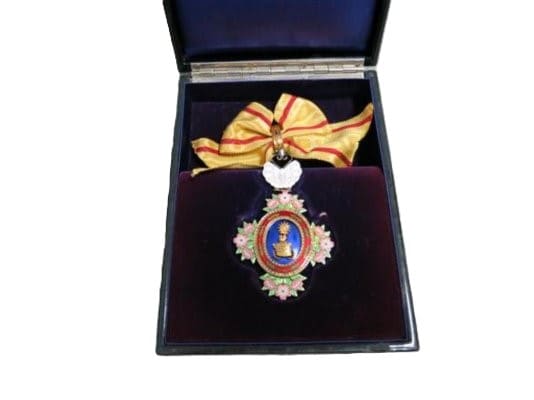 3rd  Class  Order  of Precious Crown 勲三等宝冠章.jpg