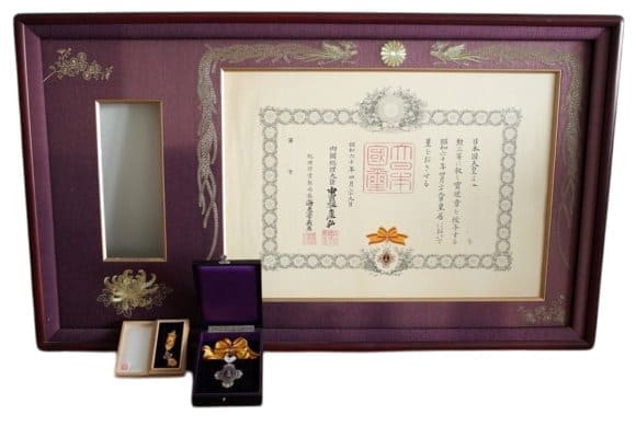 3rd Class Order of Precious Crown 勲三等宝冠章.jpg