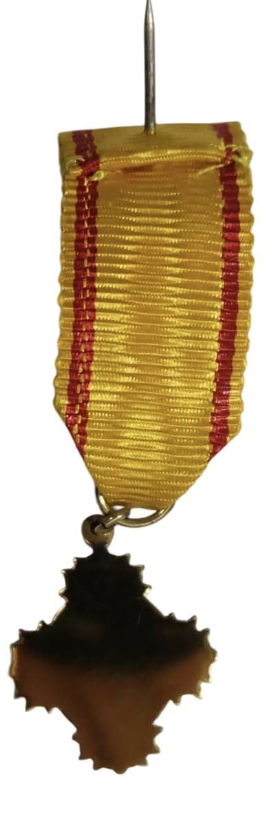 3rd Class Order  of Precious Crown 勲三等宝冠章 mini.jpg