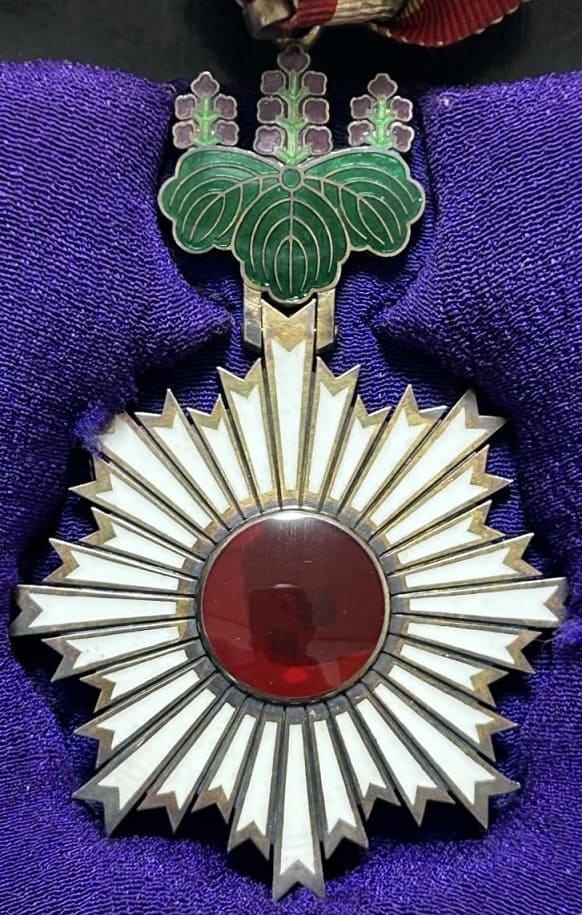 3rd class Order of Rising Sun in Early Square Lacquer Case.jpg