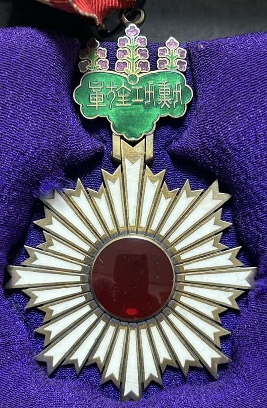 3rd class Order of Rising Sun in Early Square Lacquer  Case.jpg