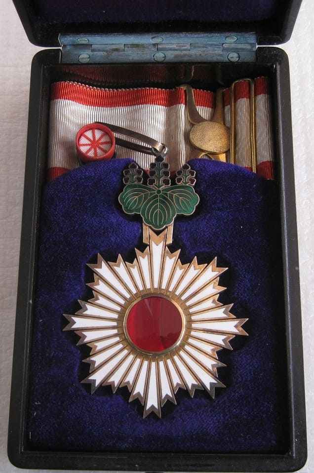 3rd class  Order  of Rising Sun with mark ナ.jpg