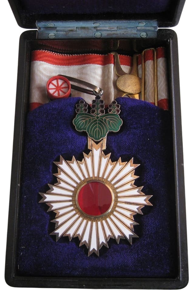 3rd class  Order  of Rising Sun with mark ナ.jpg