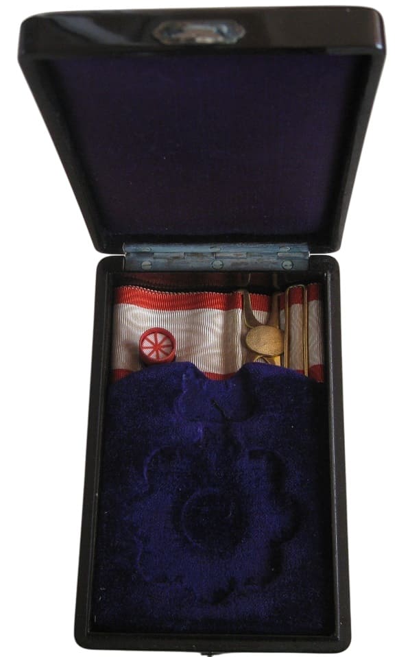 3rd class  Order of Rising Sun with  mark ナ.jpg