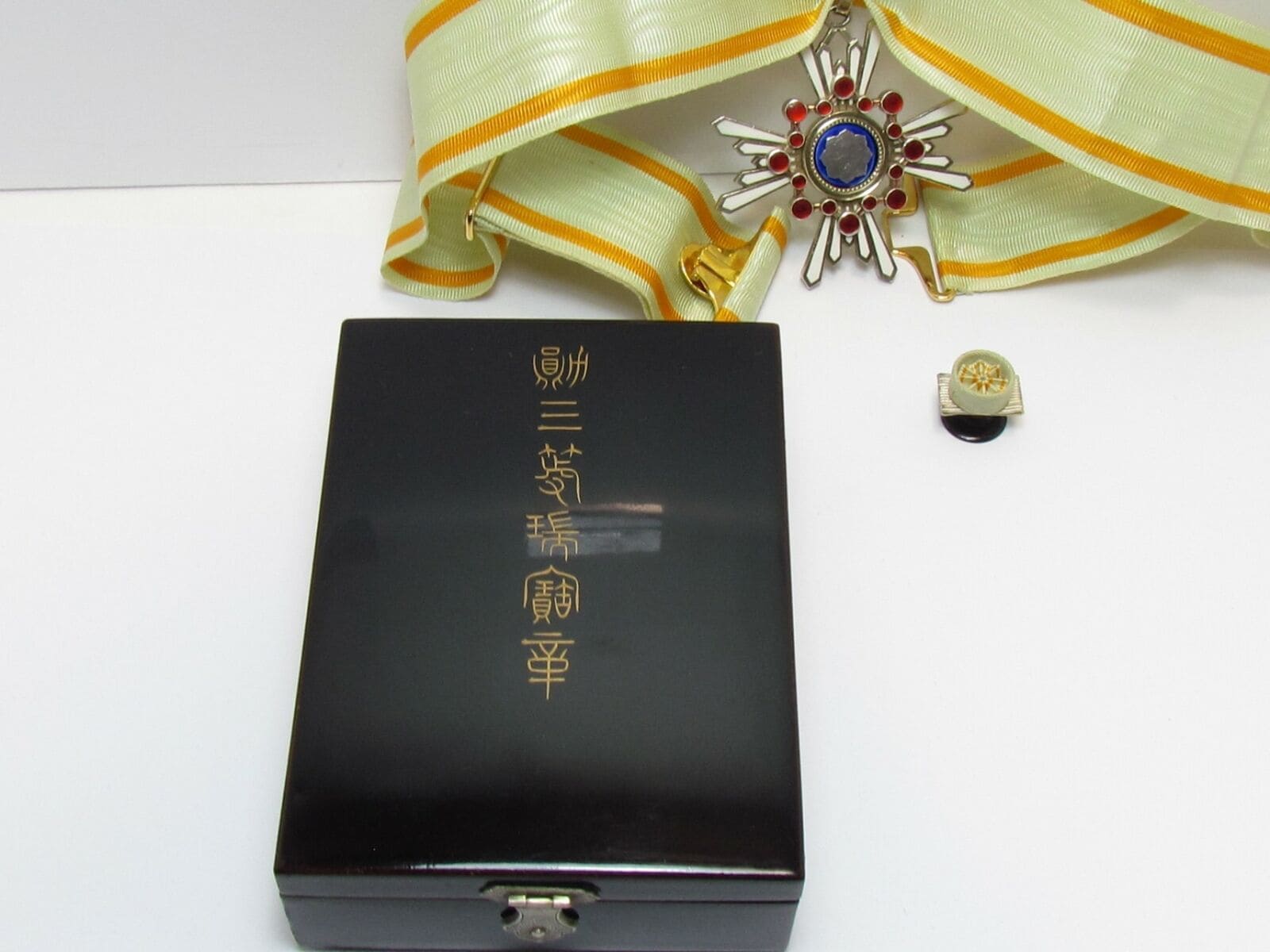 3rd class Order of Sacred Treasure  with mark 美.jpg