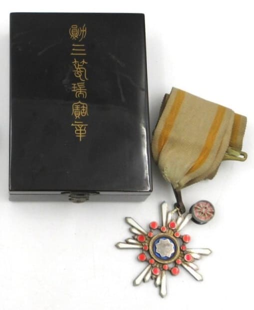 3rd class Order  of Sacred Treasure with mark ナ.jpg