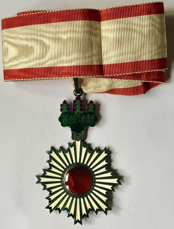 3rd class Order  of the Rising Sun in case for foreigners.jpg