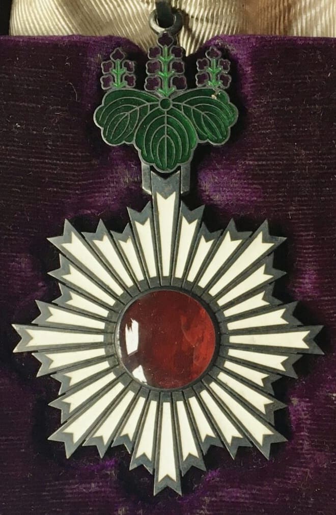 3rd class Order of the Rising Sun in case for foreigners.jpg