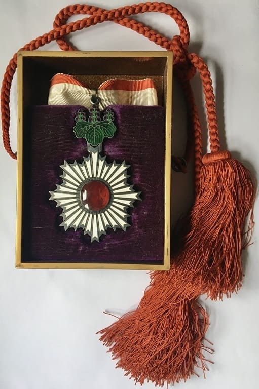 3rd class Order of the Rising Sun in case  for foreigners.jpg