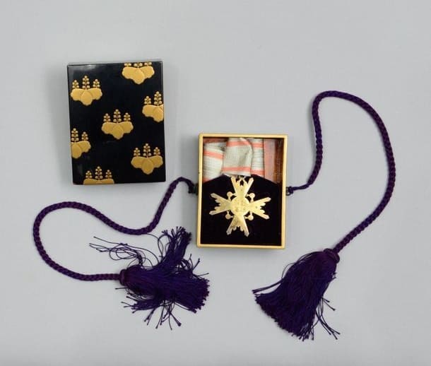 3rd class Order of the Sacred Treasure in Cases for Foreigners.jpg