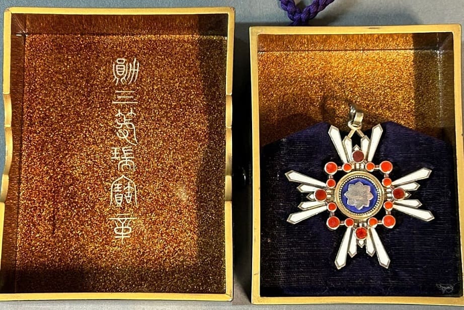 3rd class Order of the Sacred Treasure in Cases for  Foreigners.jpg