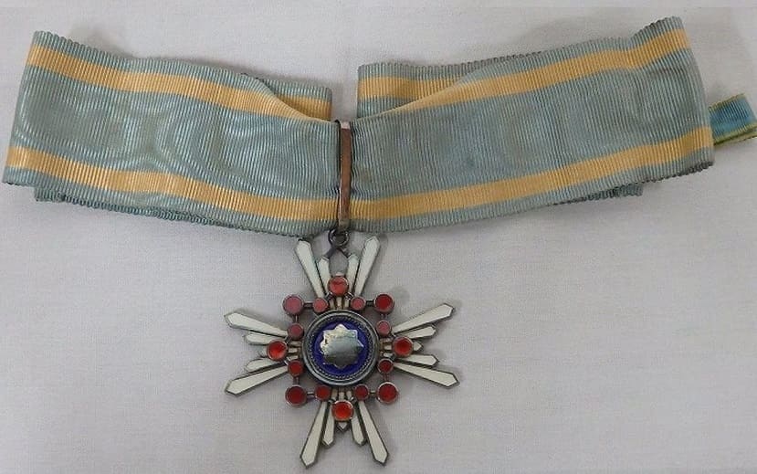 3rd class order of the Sacred Treasure with a Modified Ribbon Fastener.jpg
