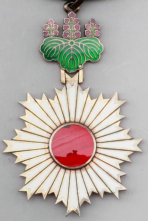 3rd  class Rising Sun marked 美 with a case for foreigners.jpg