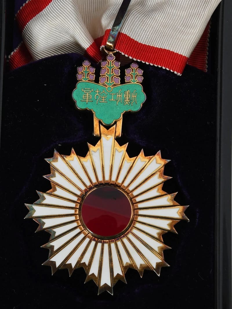 3rd class Rising Sun  order awarded in 1979 to Diplomat Carlos Antonio Bado López.jpg