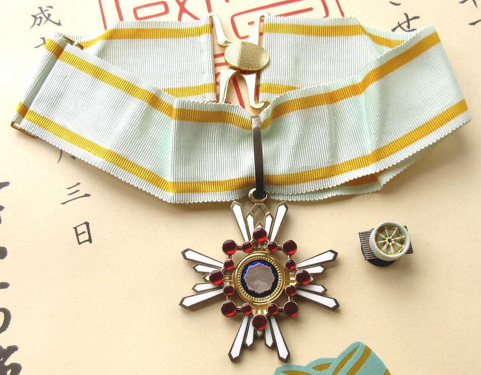 3rd class Sacred Treasure order  awarded in 1995.jpg 3rd class Sacred Treasure order  awarded in 1995.jpg