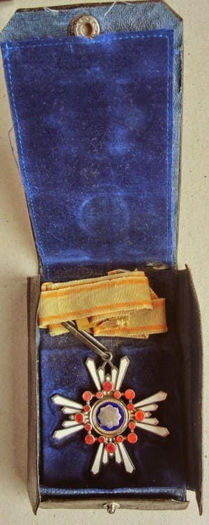 3rd class Sacred Treasure order  field case.jpg