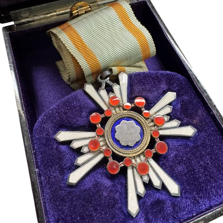 3rd class Sacred Treasure order marked with 美.jpg