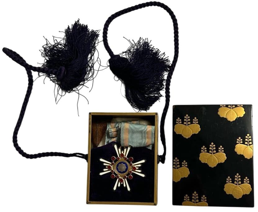 3rd class Sacred Treasure order with case for foreigners from  Meiji era.jpg