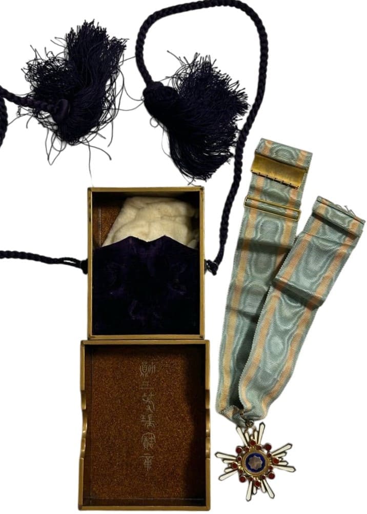 3rd class Sacred  Treasure order with case for foreigners from Meiji era.jpg