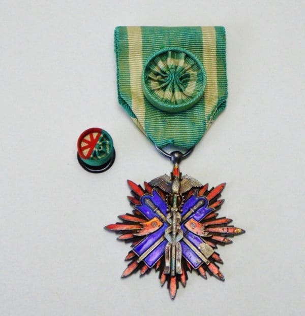 4th class Golden Kite order with  Combined Button Rosette.jpg